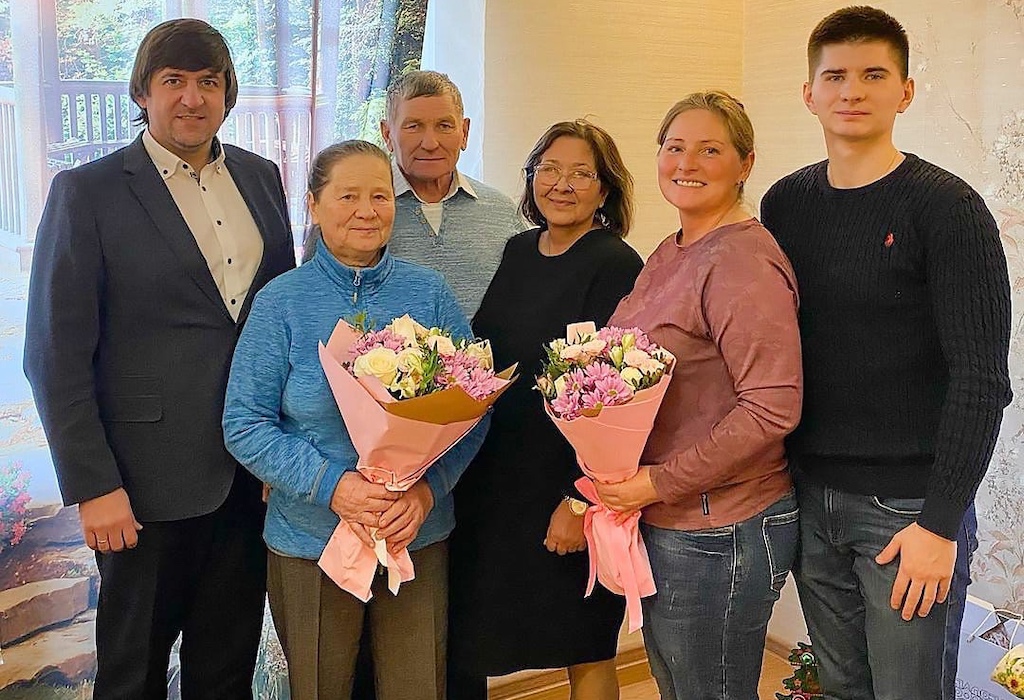 Максим Афанасьев поздравил с Днем матери представительниц спортивной тобольской династии
